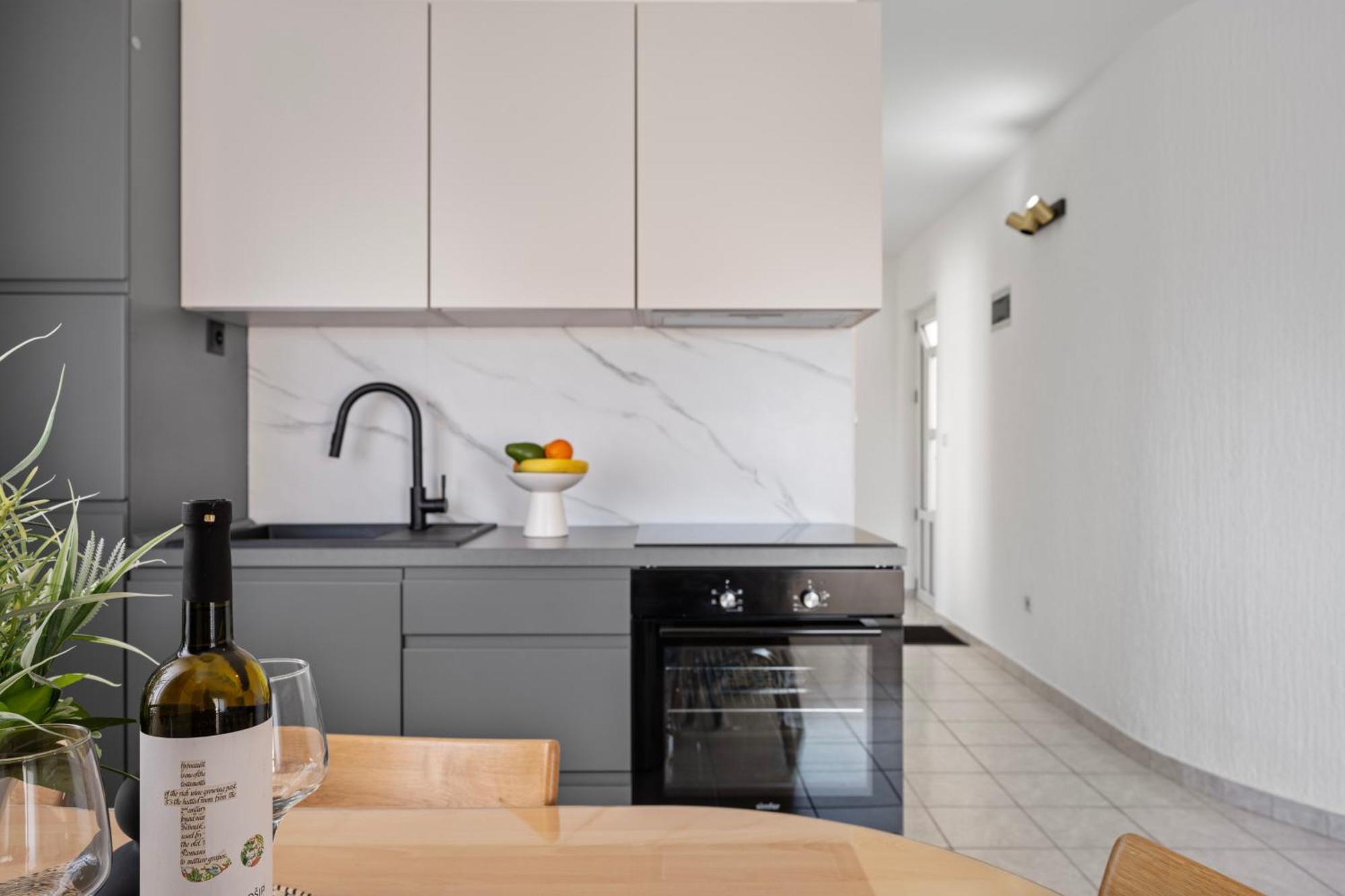 Aquarius Apartments - Beachside With Heated Pool Vodice Room photo