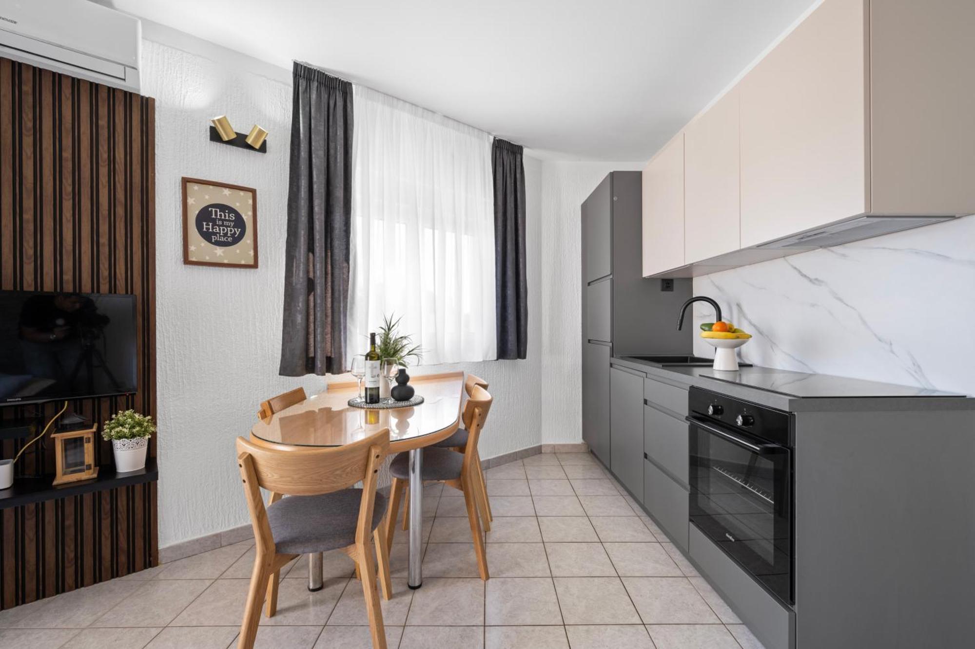 Aquarius Apartments - Beachside With Heated Pool Vodice Room photo