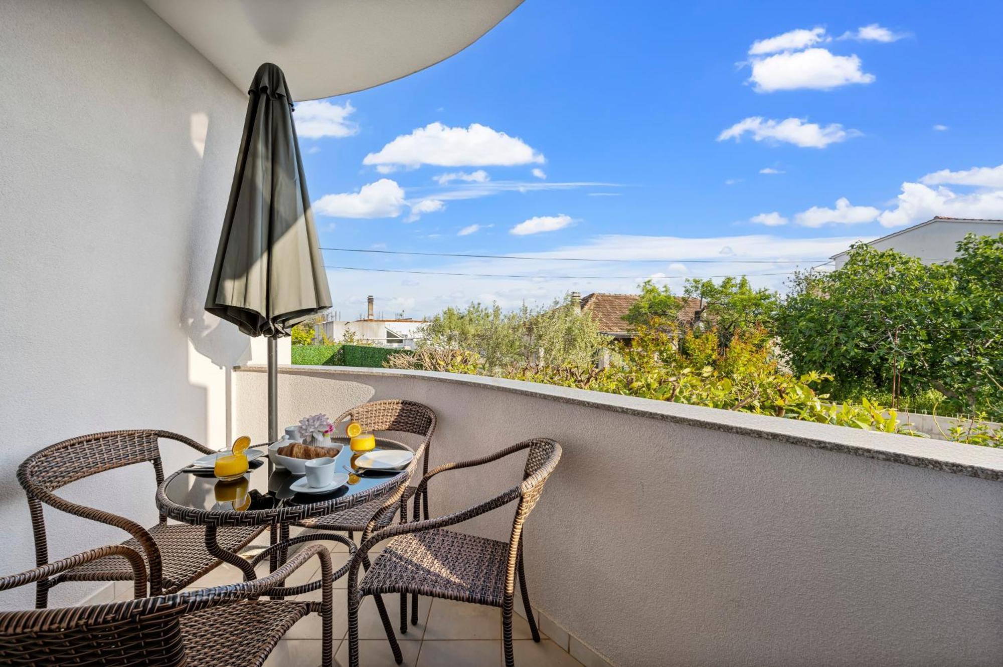 Aquarius Apartments - Beachside With Heated Pool Vodice Room photo