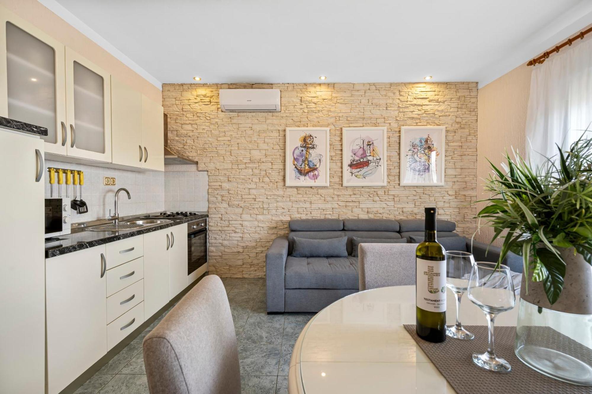 Aquarius Apartments - Beachside With Heated Pool Vodice Room photo