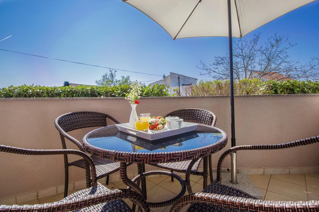 Aquarius Apartments - Beachside With Heated Pool Vodice Exterior photo
