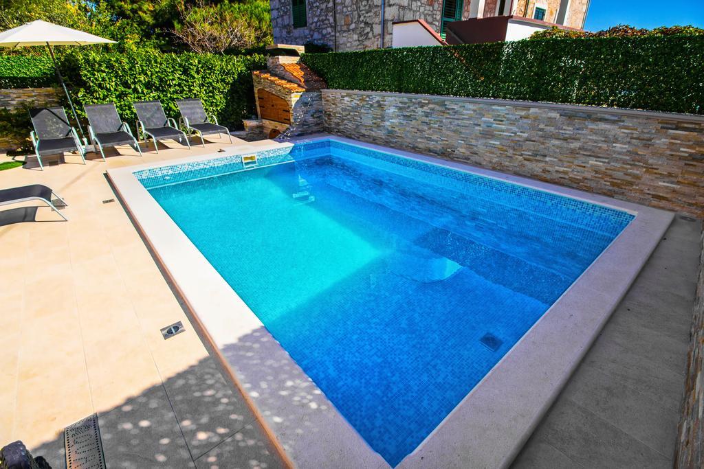 Aquarius Apartments - Beachside With Heated Pool Vodice Exterior photo